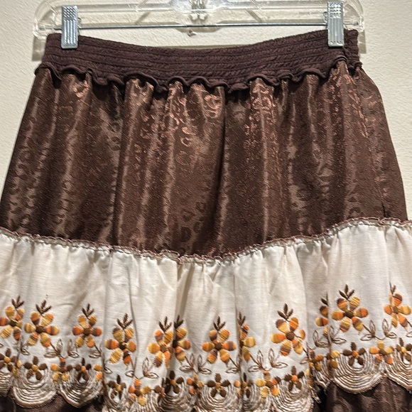 Elegant Brown and Cream Embroidered Skirt - Picture 2 of 3
